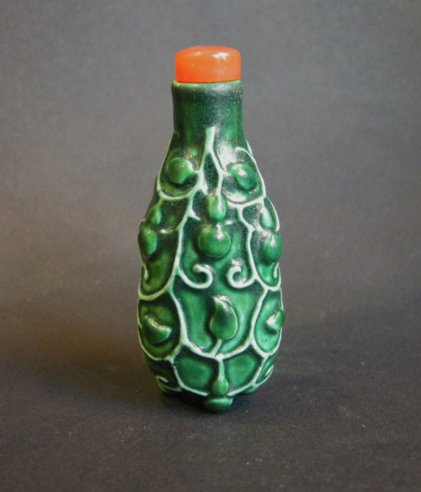 Porcelain snuff bottle moulded and enamelled green - with gourds